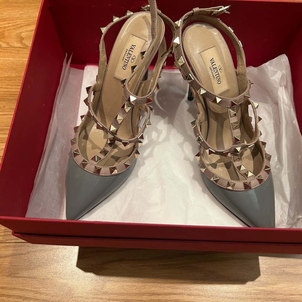 US7.5 Valentino Women's Studded Heels - Tan